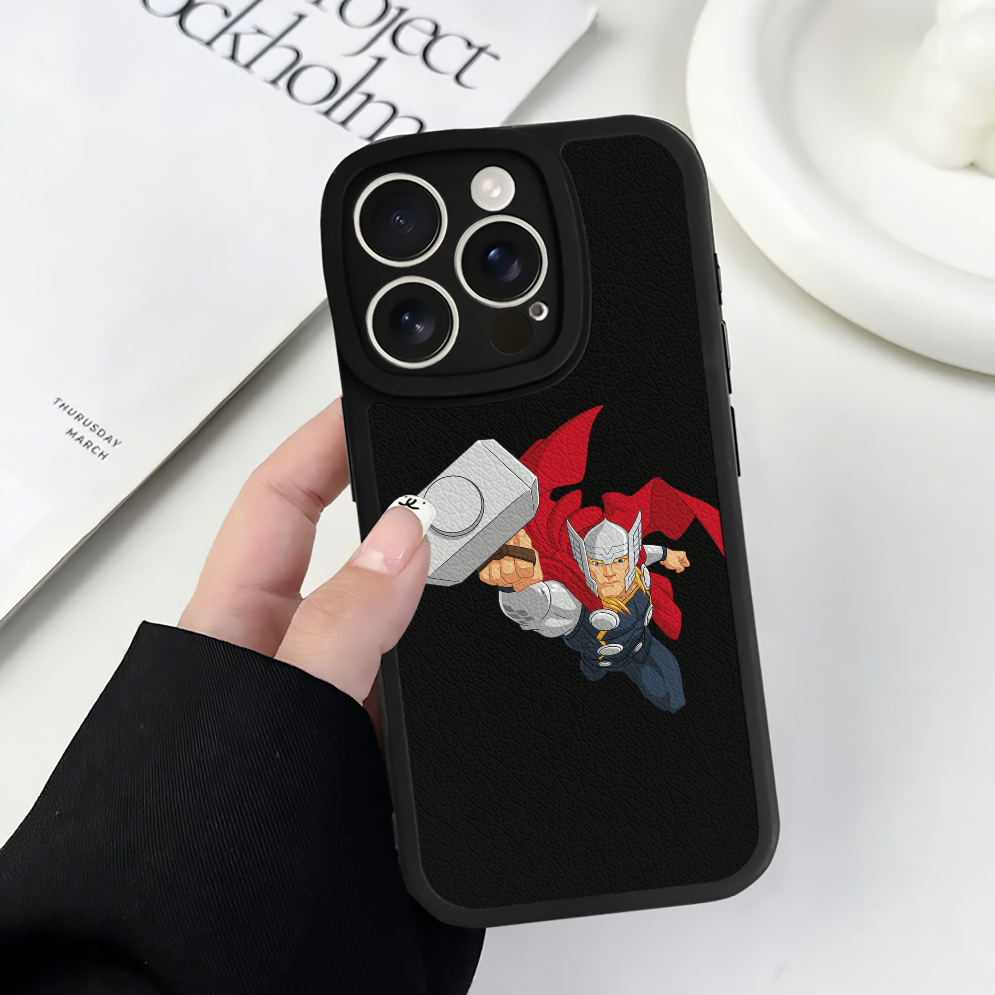 （画像用） アベンジャーズ The Avengers 【iPhone 16シリーズ対応】シリコンスマホケース（レザー調） 材質：シリコン